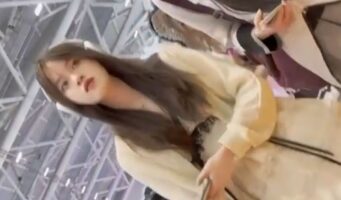 팬티를 입지 않은 여자를 몰래 촬영하다
